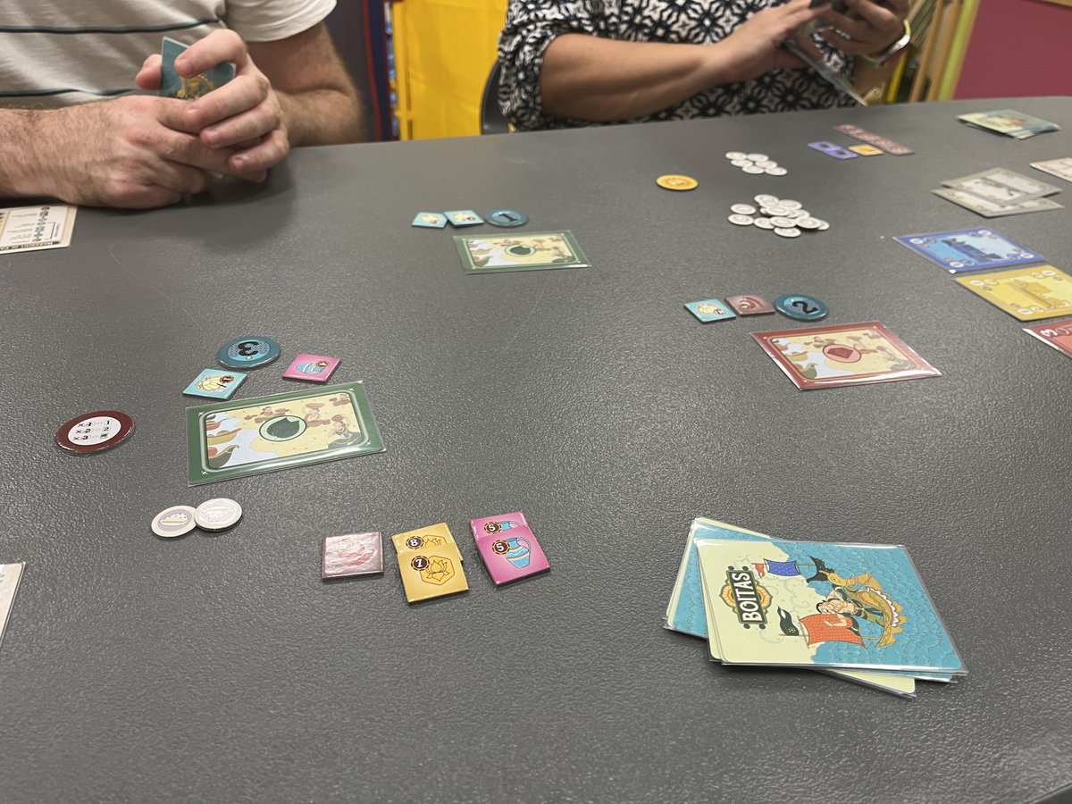 zemb99's tweet photo. Boitas by @KheoGames being played in France. Fun trick taking game. https://t.co/yJkoPjLj0d
