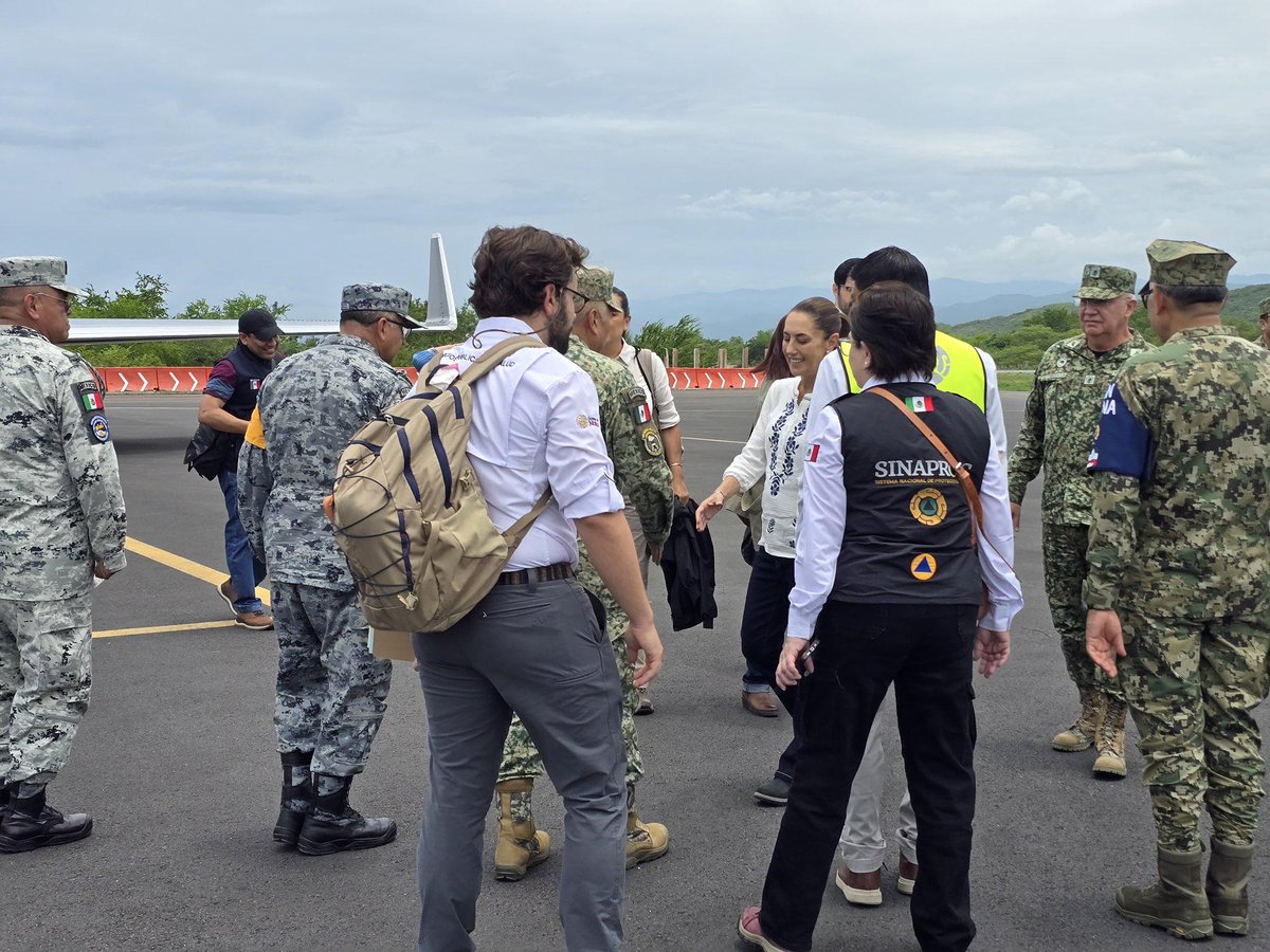 📷
La Presidenta Claudia Sheinbaum [<a href="/Claudiashein/">Claudia Sheinbaum Pardo</a>] realizó un sobrevuelo en las zonas de Oaxaca que fueron afectadas por el paso del huracán Erick.