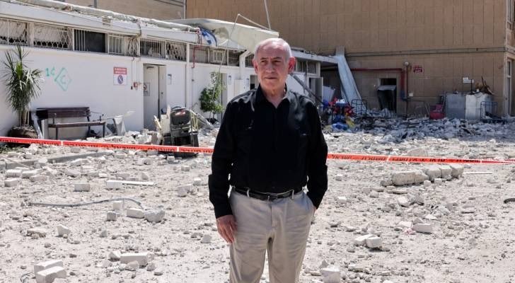 تظهر صوره المجرم نتياهو حاله من الذعر والهلع الظاهر في ملامح وجه 
ظن بكبره وغروره وتجبره انه سوف يبتلع الجمهورية آلاسلاميه الايرانية 
خبت وخاب ضنك ايها الحقير 
والله ان ايران كابوسك وكابوس كيانك الموقت 
حفظ الله الجمهورية آلاسلاميه الايرانية 
وقائدها العظيم