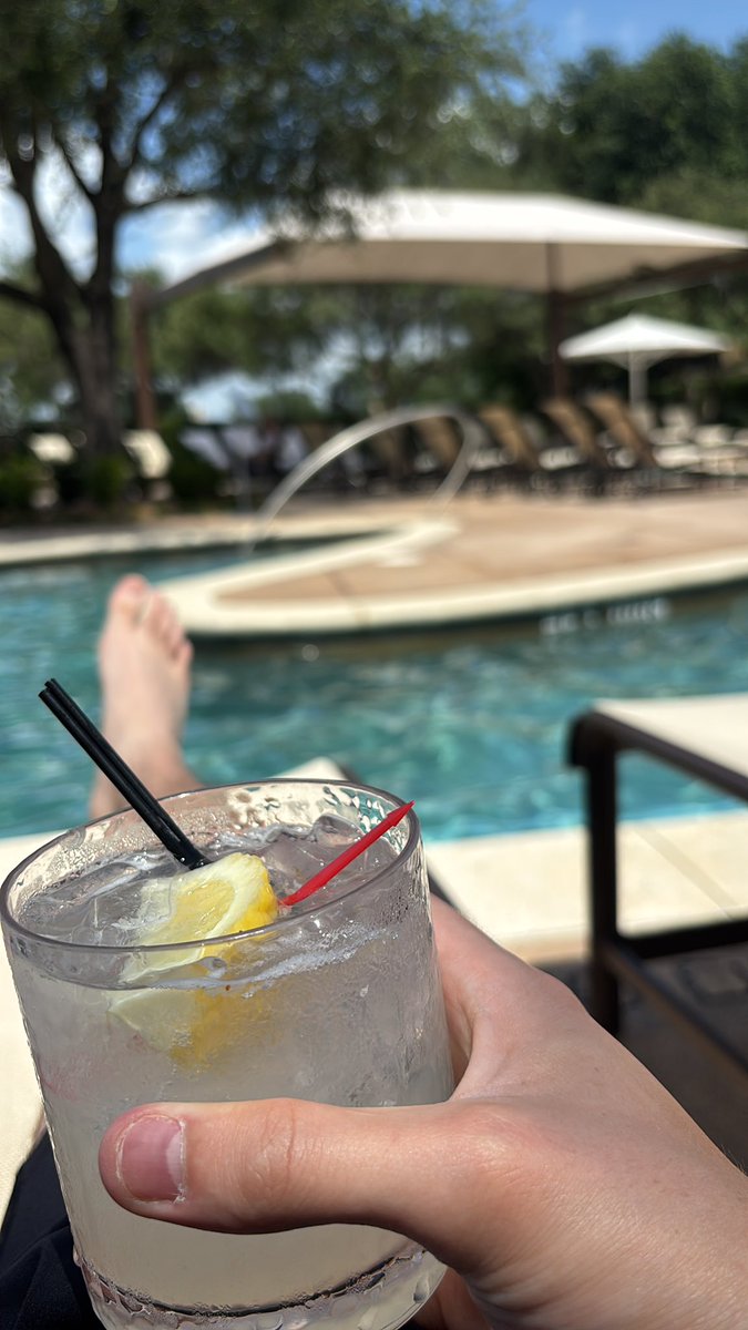 DlowVic's tweet image. Cheers BV, we made it to Friday. Have a day. #unemployedlife #LANK
