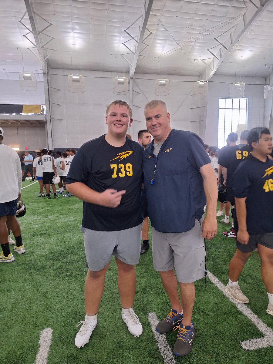pey76m's tweet image. Had a great time at Toledo today !Thankful and blessed for this opportunity to go out and compete ,I went 7-2 on my one 1on1s ! And set a new PR at 8’5” on broad jump
@coachhallett @ToledoFB @HHQBCLUB @coach_wilk12 @lmess22 @CoachDurham77 @IndianaPreps @SWI_Sports @IndyWeOutHere
