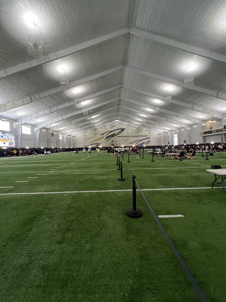 pey76m's tweet image. Had a great time at Toledo today !Thankful and blessed for this opportunity to go out and compete ,I went 7-2 on my one 1on1s ! And set a new PR at 8’5” on broad jump
@coachhallett @ToledoFB @HHQBCLUB @coach_wilk12 @lmess22 @CoachDurham77 @IndianaPreps @SWI_Sports @IndyWeOutHere