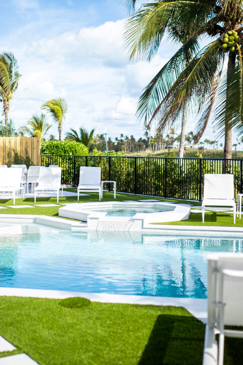 _Shawgrass's tweet image. ☀️ Hello, summer!
The longest day of the year deserves to be spent outside, and your lawn should be ready for it! Our turf stays lush, clean, and cool-looking—no muddy patches, no mowing, no hassle. Just more time to make memories 💦
#Shawgrass #FirstDayOfSummer #ArtificialTurf