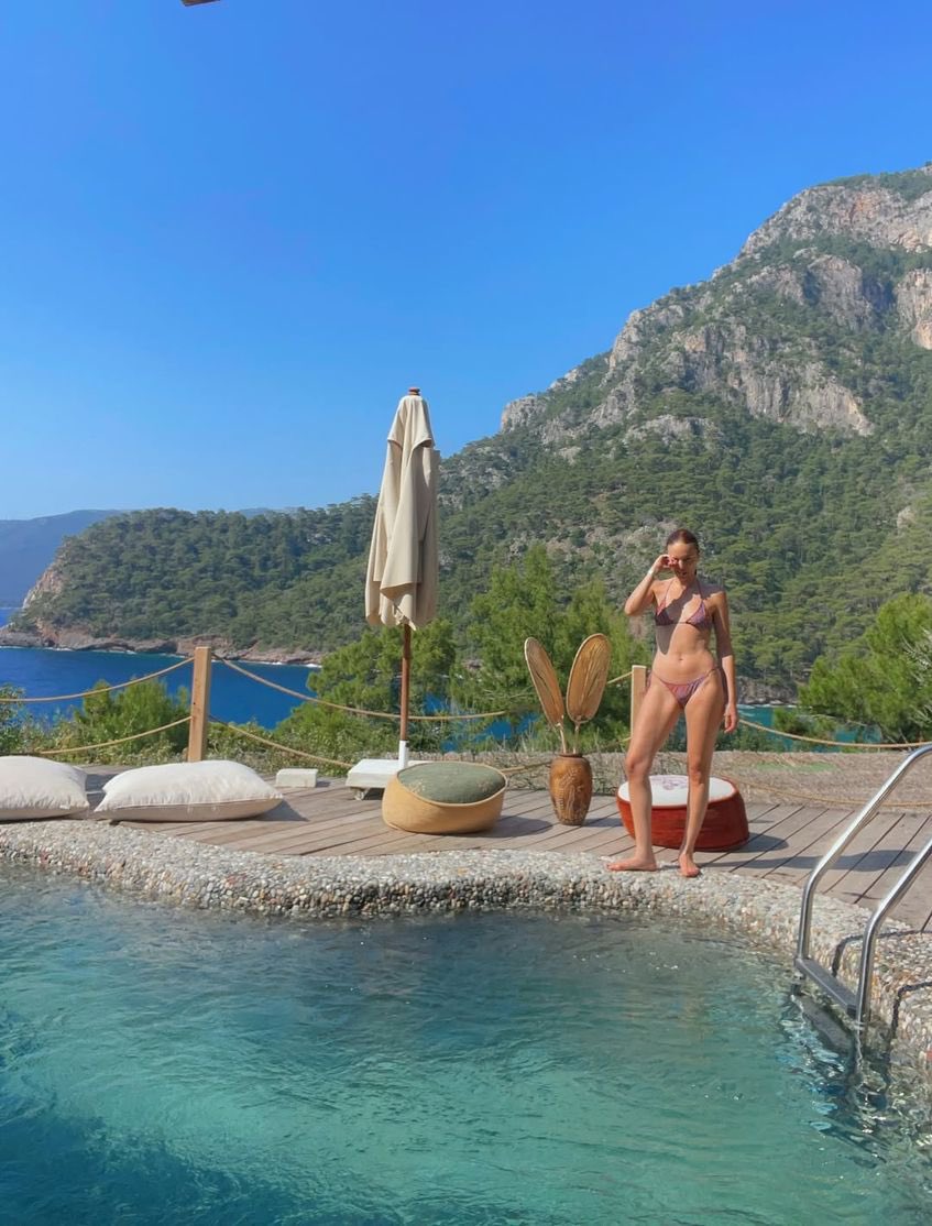 'Gelin Takımı 2' filmi için Bodrum'da olan Nilperi Şahinkaya, set aralarında denizin keyfini çıkarıyor.