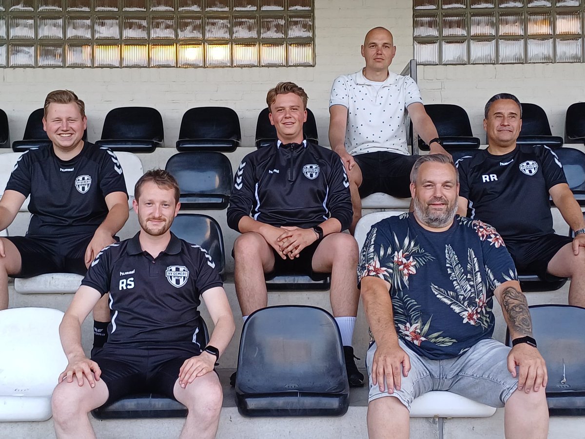 Zes jeugdtrainers van <a href="/vvgemert/">vv Gemert</a> zijn geslaagd voor hun cursussen bij de <a href="/KNVB/">KNVB</a>. Gefeliciteerd Niels, Roel, Niek, Frank, Marc en Raymond 🖤🤍. 
Meer info vind je in het artikel op de site:
vvgemert.nl/zes-jeugdtrain…