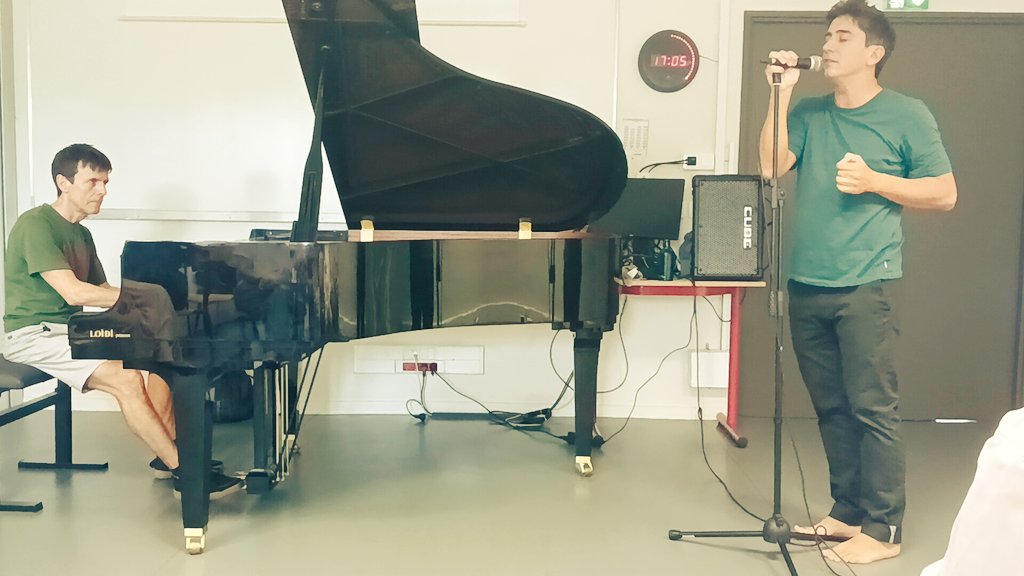 Amaiera bikaina eman diote gaurko mintegiari Baionan, Joserra Senperenak (pianoan) eta Jurgi Ekizak (ahotsean) Miranderen "Udazkeneko artsalde baten oroipena" poema argitaragabearen emanaldiarekin, Miranderen bi ilobak ere bertan zirelarik