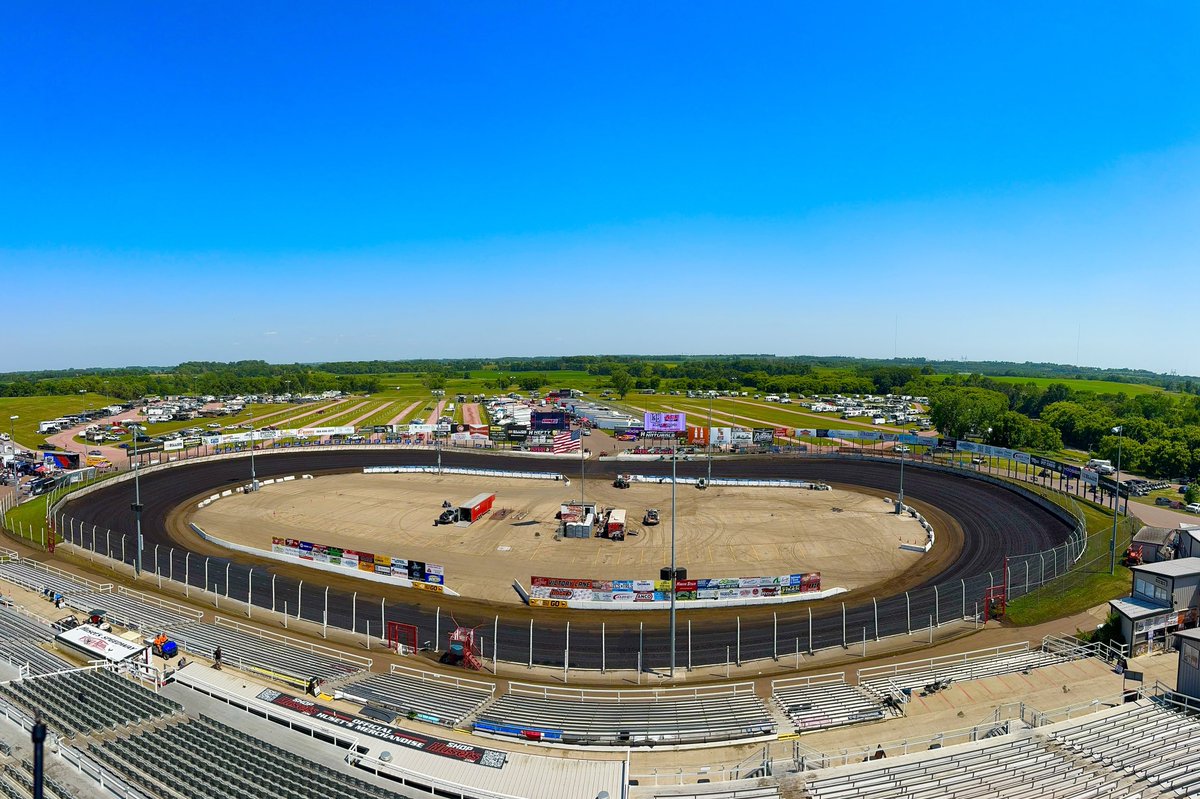 Third straight day of sunshine &amp; Sprint Cars 🙌