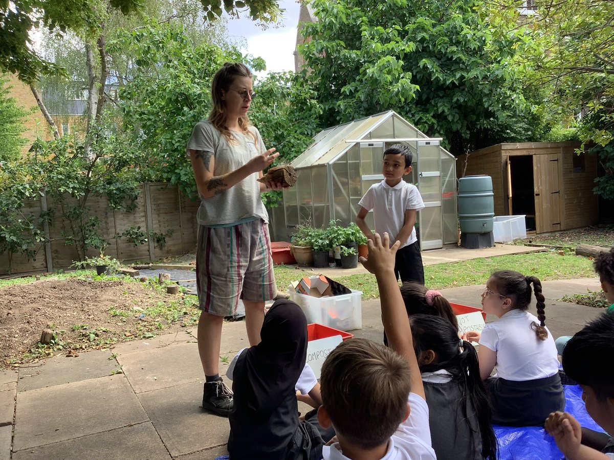 Year 4 took part in a #gardening workshop, learning about #compostable vs non-compostable materials and how our clothing choices can help the planet! 🌍 🌿♻️  #EcoSchools #Sustainability #SaveThePlanet