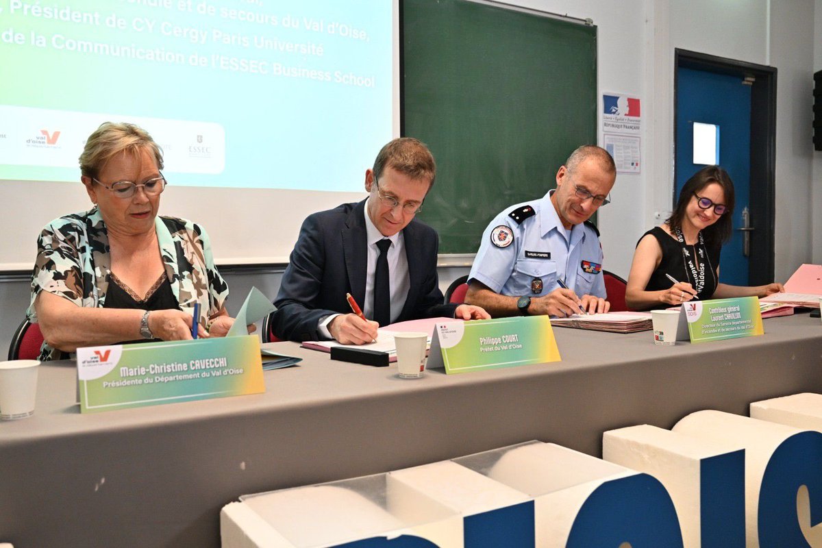 Sdis_95's tweet image. [#Signature] Ce vendredi, le Sdis du Val d’Oise était à la Turbine pour le lancement du « Laboratoire des futurs possibles » : une démarche collective et ambitieuse pour accélérer les transitions #écologiques et #sociales sur notre territoire.

🔹 Temps fort de la journée : la