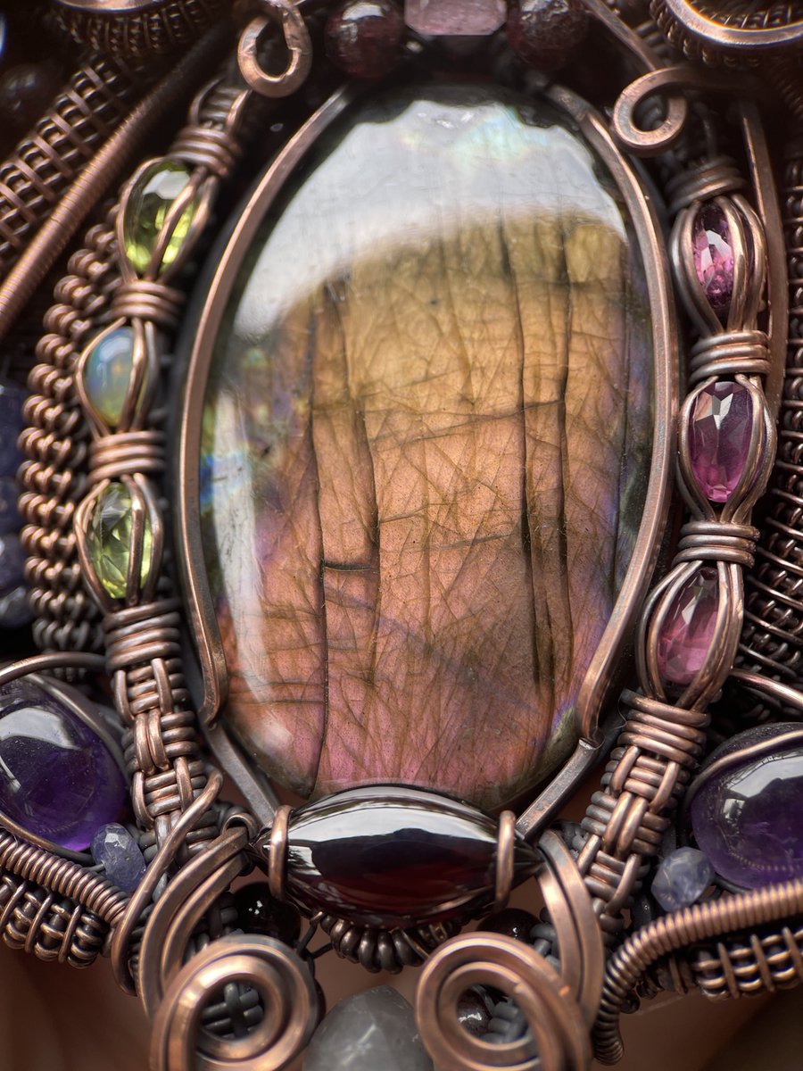 foggecrystals's tweet photo. my most intricate piece yet. everyone; meet amelia 🤍✨ https://t.co/mo9KEdCqjQ