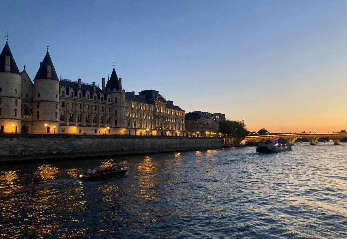 La nuit ne finit jamais de tomber.