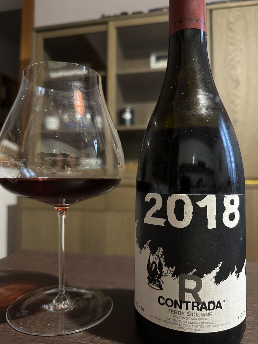 Passopisciaro (Franchetti) - Contrada R Rampante 2018. Non amo particolarmente i suoi vini ma questo, sarà per l’altitudine di questa vigna, sarà per la bassa gradazione di questa annata, mi è piaciuto #nerellomascalese #sicilia