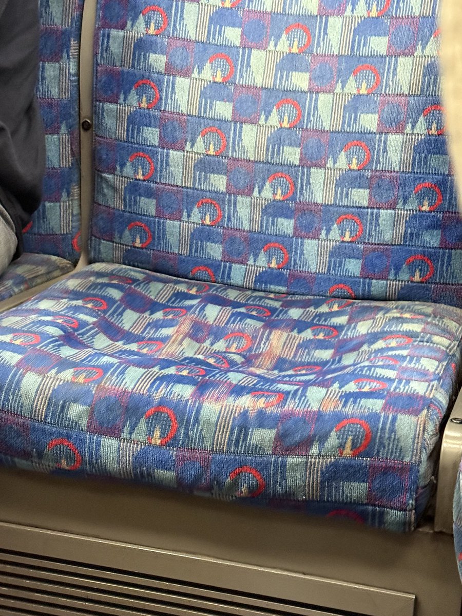 ashish_surti's tweet photo. @TfL someone needs to fix seats on the train. This is unacceptable after paying a fare.  Please reply back https://t.co/Bl2gSkXxxn