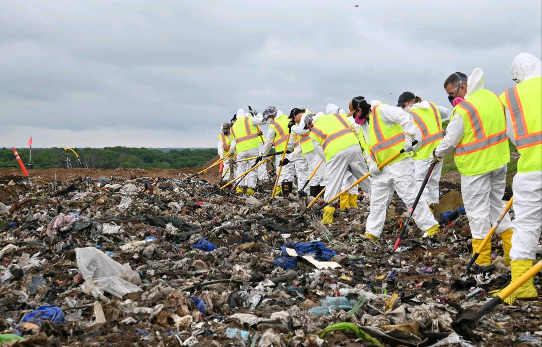 FBIMinneapolis's tweet image. FBI Minneapolis’ Evidence Response Team in collaboration with law enforcement agency partners continue conducting the Elk River Landfill search in the case of missing person Jordan “Manny” Collins Jr.