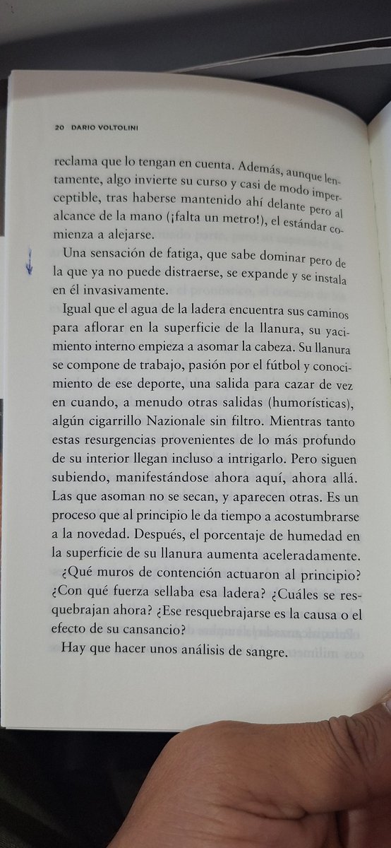 'Invernal', de Dario Voltolini. Otra joya (una más) en <a href="/LibrosAsteroide/">Libros del Asteroide</a> .
Qué libro.