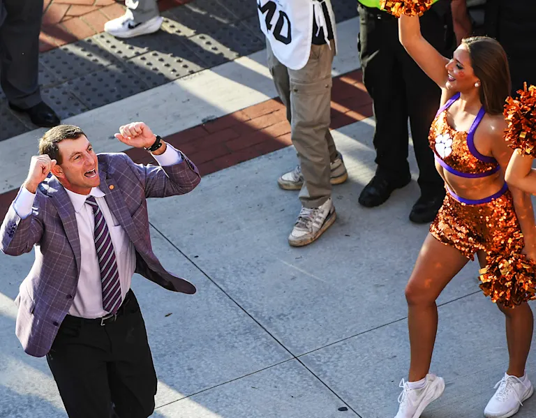 Tigerillustrated.com (@tiinclemson) on Twitter photo There's a reason quite a few national media folks, and probably quite a few #Clemson fans too, are reconsidering the last rites they pronounced on Dabo Swinney's methods within the last couple years.
clemson.rivals.com/news/shock-to-… There's a reason quite a few national media folks, and probably quite a few #Clemson fans too, are reconsidering the last rites they pronounced on Dabo Swinney's methods within the last couple years.
clemson.rivals.com/news/shock-to-…