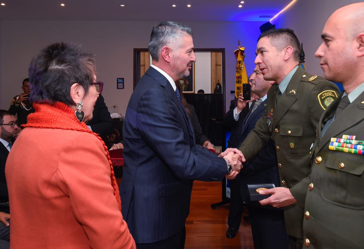 🇨🇱 En el marco del 92º aniversario de la @PDI_Chile, una delegación de AMERIPOL acompañó la ceremonia conmemorativa en Bogotá, presidida por la Embajadora de Chile en🇨🇴María Inés Ruz.
Felicitamos a sus funcionarias y funcionarios por su entrega diaria al servicio de la seguridad.