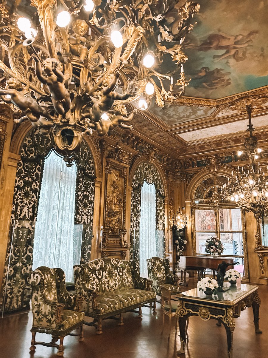 lexivas's tweet image. bart jr. in the gold room at marble house. if you swipe through the pictures, you’ll see a photo of robert redford and mia farrow as gatsby and daisy buchanan dancing in this room in “the great gatsby” 💛 @jellycatlondon #newportmansions 

instagram.com/p/DLItEjqyleI/