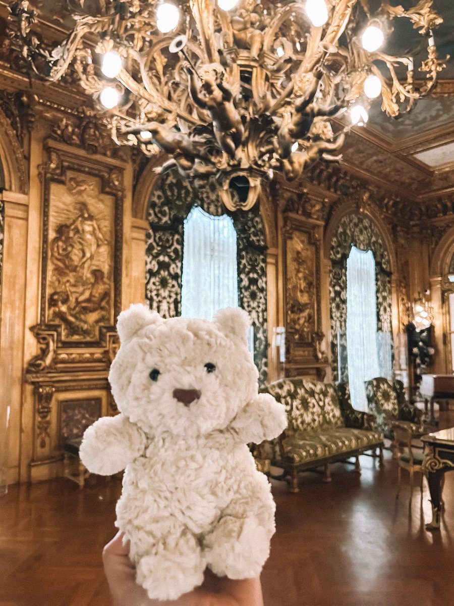 lexivas's tweet image. bart jr. in the gold room at marble house. if you swipe through the pictures, you’ll see a photo of robert redford and mia farrow as gatsby and daisy buchanan dancing in this room in “the great gatsby” 💛 @jellycatlondon #newportmansions 

instagram.com/p/DLItEjqyleI/