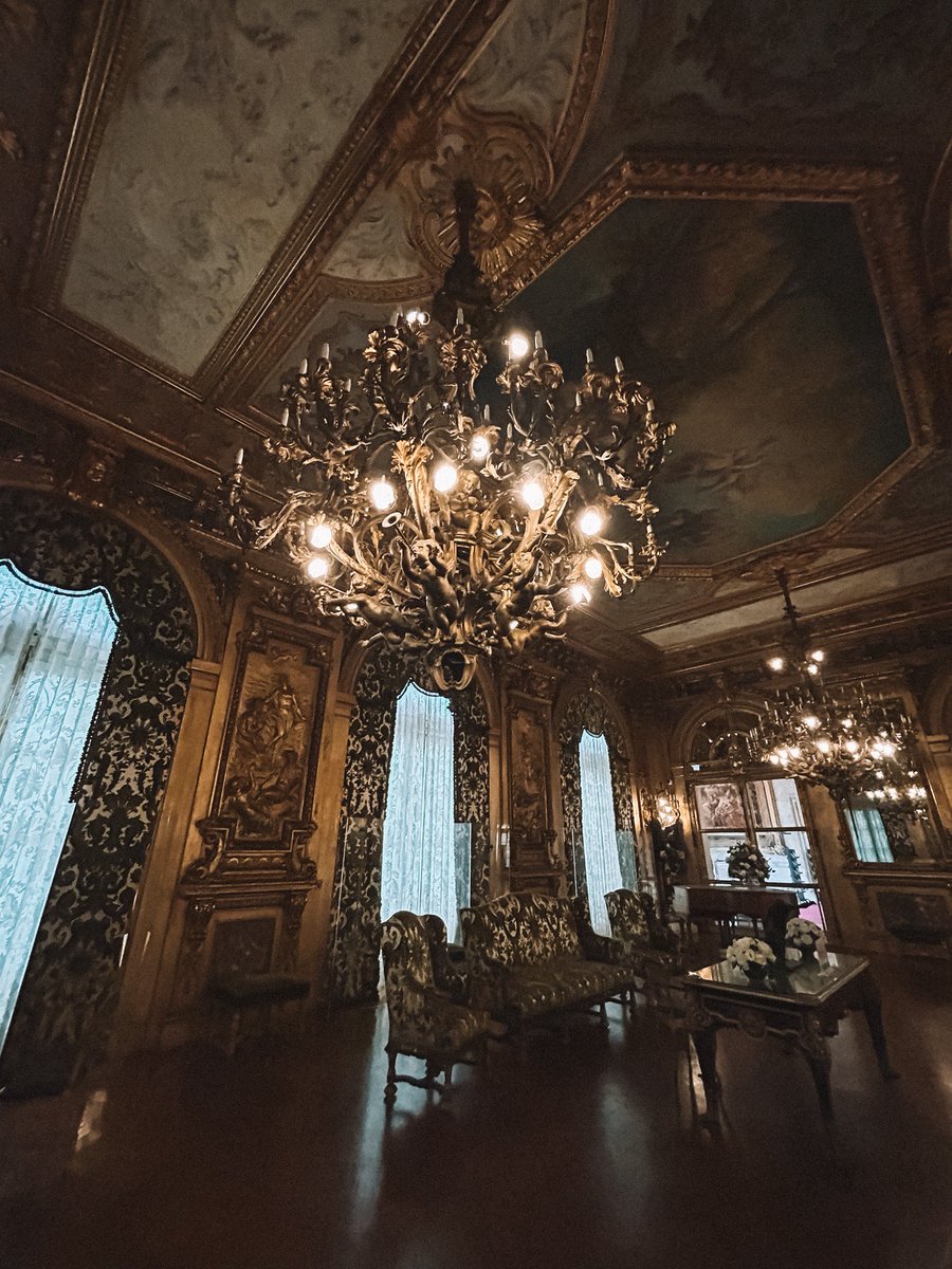 lexivas's tweet image. bart jr. in the gold room at marble house. if you swipe through the pictures, you’ll see a photo of robert redford and mia farrow as gatsby and daisy buchanan dancing in this room in “the great gatsby” 💛 @jellycatlondon #newportmansions 

instagram.com/p/DLItEjqyleI/