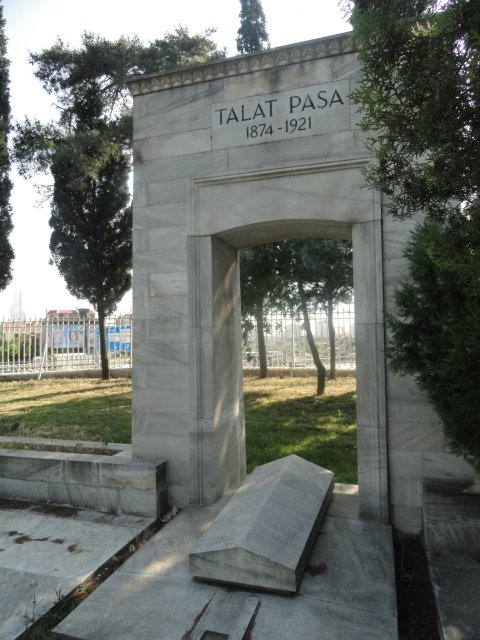 Ali Şanalmış (@alisanalmiss) on Twitter photo "Katil olan Talât Paşa değil bebekkatili Öcalan'dır." sözü büyük çelişki.
     Talât Paşa tüm varlığıyla devlet iken; karşısına narkoterörist pici koymak, kıyas algısına sebep olmak büyük haksızlık.
     Gücenmek yok arkadaşlar...Elmayla armut, Türkün Paşasıyla nesepsiz sırtlan "Katil olan Talât Paşa değil bebekkatili Öcalan'dır." sözü büyük çelişki.
     Talât Paşa tüm varlığıyla devlet iken; karşısına narkoterörist pici koymak, kıyas algısına sebep olmak büyük haksızlık.
     Gücenmek yok arkadaşlar...Elmayla armut, Türkün Paşasıyla nesepsiz sırtlan