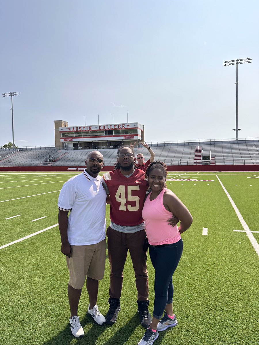 Enjoyed my visit to Austin College
 <a href="/Coach_Love8/">George Love</a> thanks for the invite and can’t wait to come back for a game. 
Head Coach photo bomb! Lol