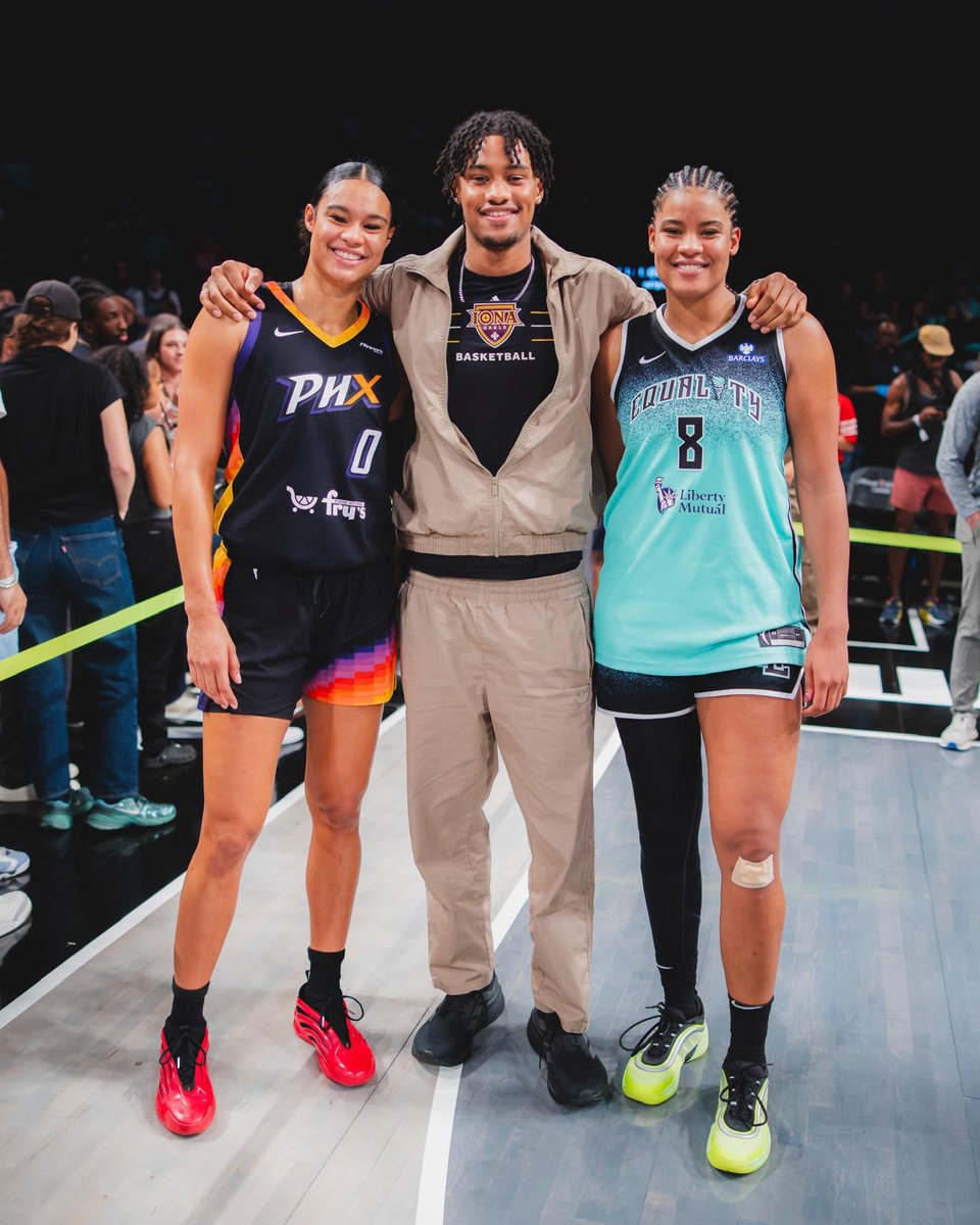 IonaGaelsMBB's tweet image. 𝐅𝐀𝐌𝐈𝐋𝐘 𝐅𝐋𝐄𝐗!!! 💪
Iona's @lam_sab_23 had a front-row seat in Brooklyn as his sisters @satou_sabally and @NyaraSabally went head-to-head in a @WNBA showdown between the @PhoenixMercury & @nyliberty🔥🏀
A proud moment for the Sabally family💥
#GaelNation