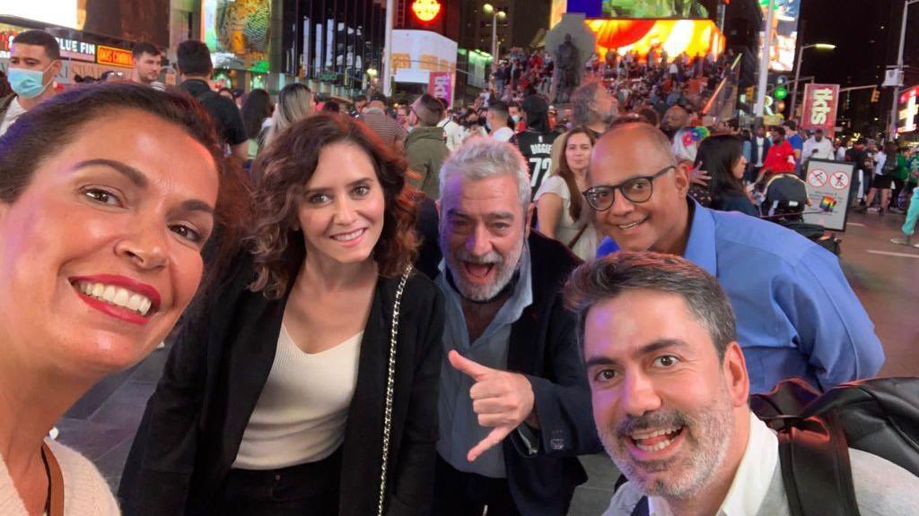 Quinto viaje de Ayuso a Estados Unidos:

- Septiembre de 2021, Nueva York y Washington.

- Nochevieja de 2021 en Nueva York.

- Junio de 2022 a Miami.

- Octubre de 2023 a Nueva York.

- Junio de 2025, Miami y Nueva York.

¿Resultados? NS / NC

Hay imágenes que lo dicen todo 👇