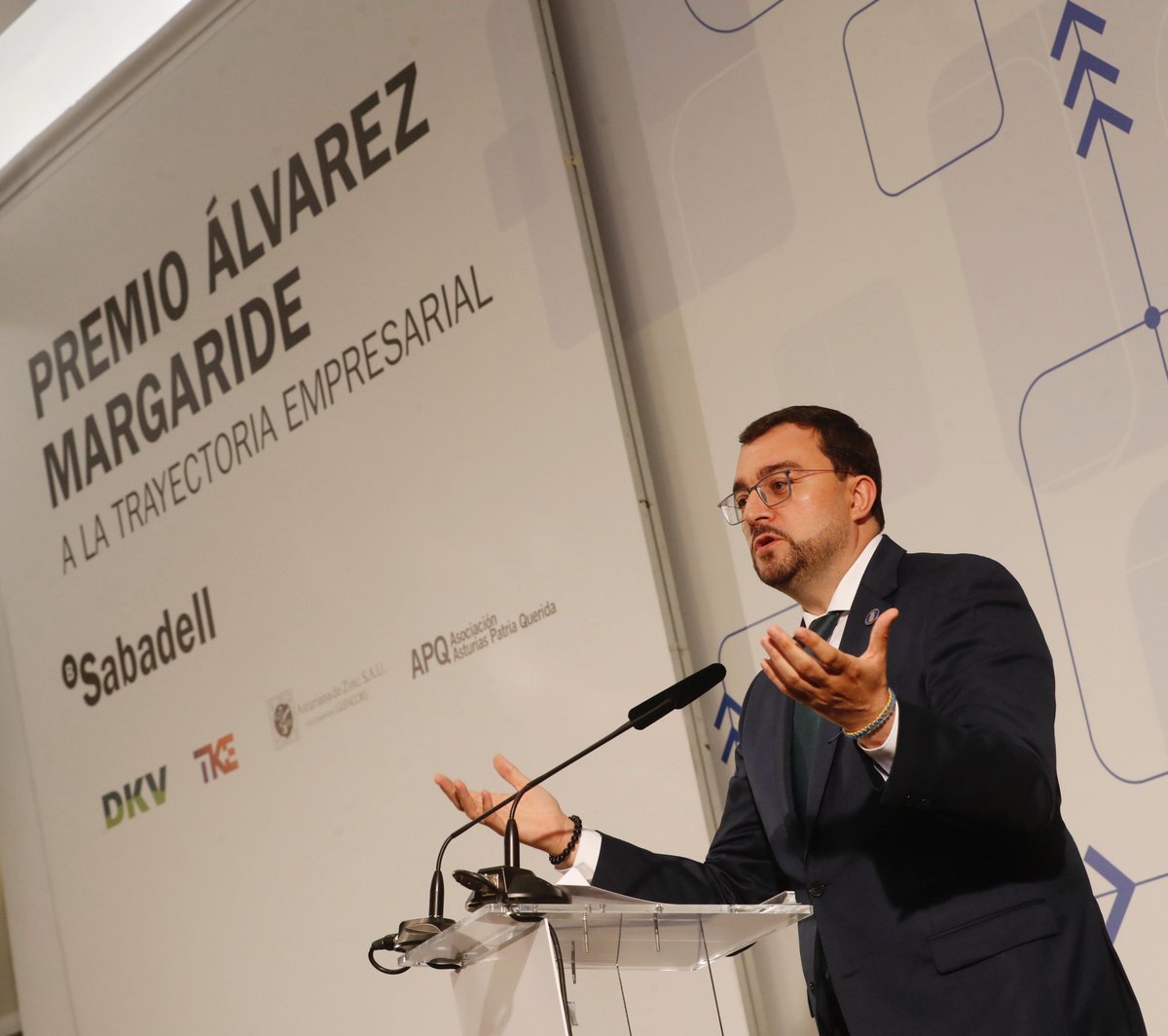 GobAsturias's tweet image. 👉 goo.su/YLkOG
✔️El presidente @AdrianBarbon ha destacado hoy que la empresa #Satec “es un espejo inspirador para quienes sostenemos que desde aquí, desde #Asturias, se puede competir con cualquier parte del mundo&quot;. 
🗣Barbón ha asegurado que “las raíces vigorosas no…