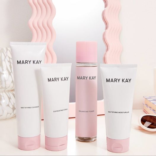MKToday's tweet image. The Mary Kay® Skin Care Line is your no-fuss, glow-up solution. Whether your skin is normal/dry or combination/oily, we’ve got a perfectly paired regimen for you.🧼 Gentle cleanser
💧 Lightweight moisturizer
🌿 Refreshing toner
✨ Universal scrub 
 #GlowUpRoutine #MKEverydayCare