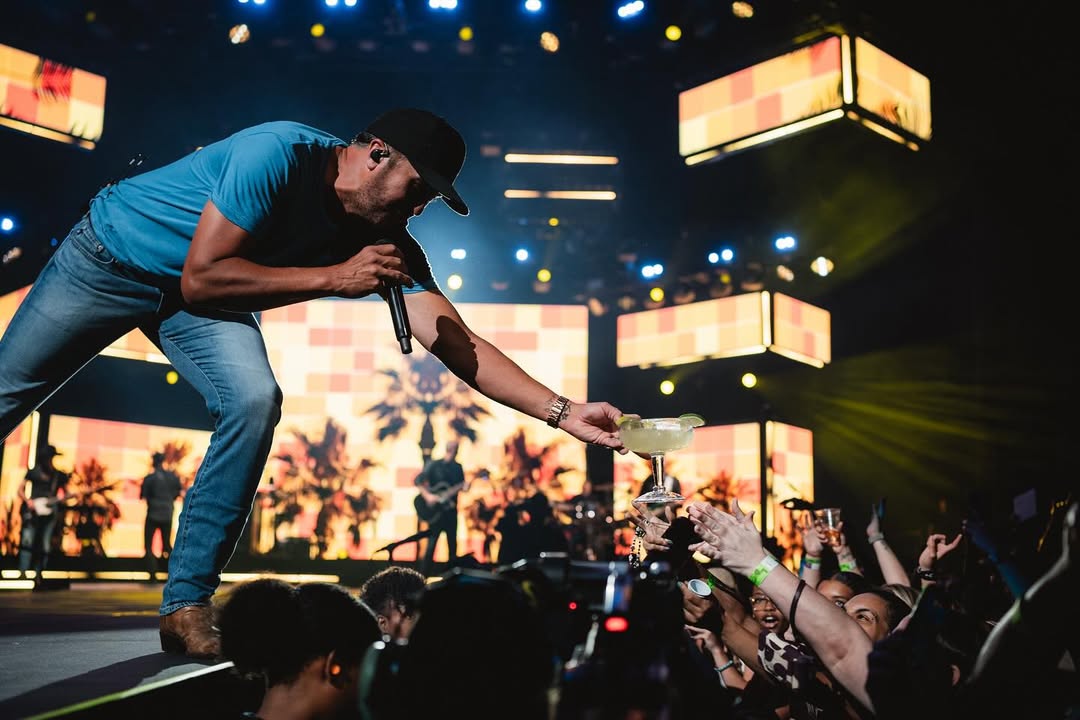 It's the weekend! Somebody pass me a margarita! 💚

Listen to Luke Bryan + all of your country favs 🎧: ihr.fm/IHCFavesX