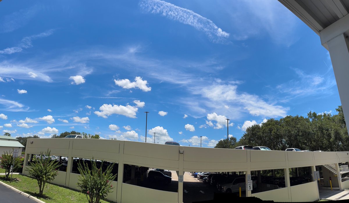 GLG2Truth's tweet image. Contrails - Florida - 06/18/25 11:00 am. This is normal isn't it? Still photos are from same day at 1:00pm very blue skies with some droppers.