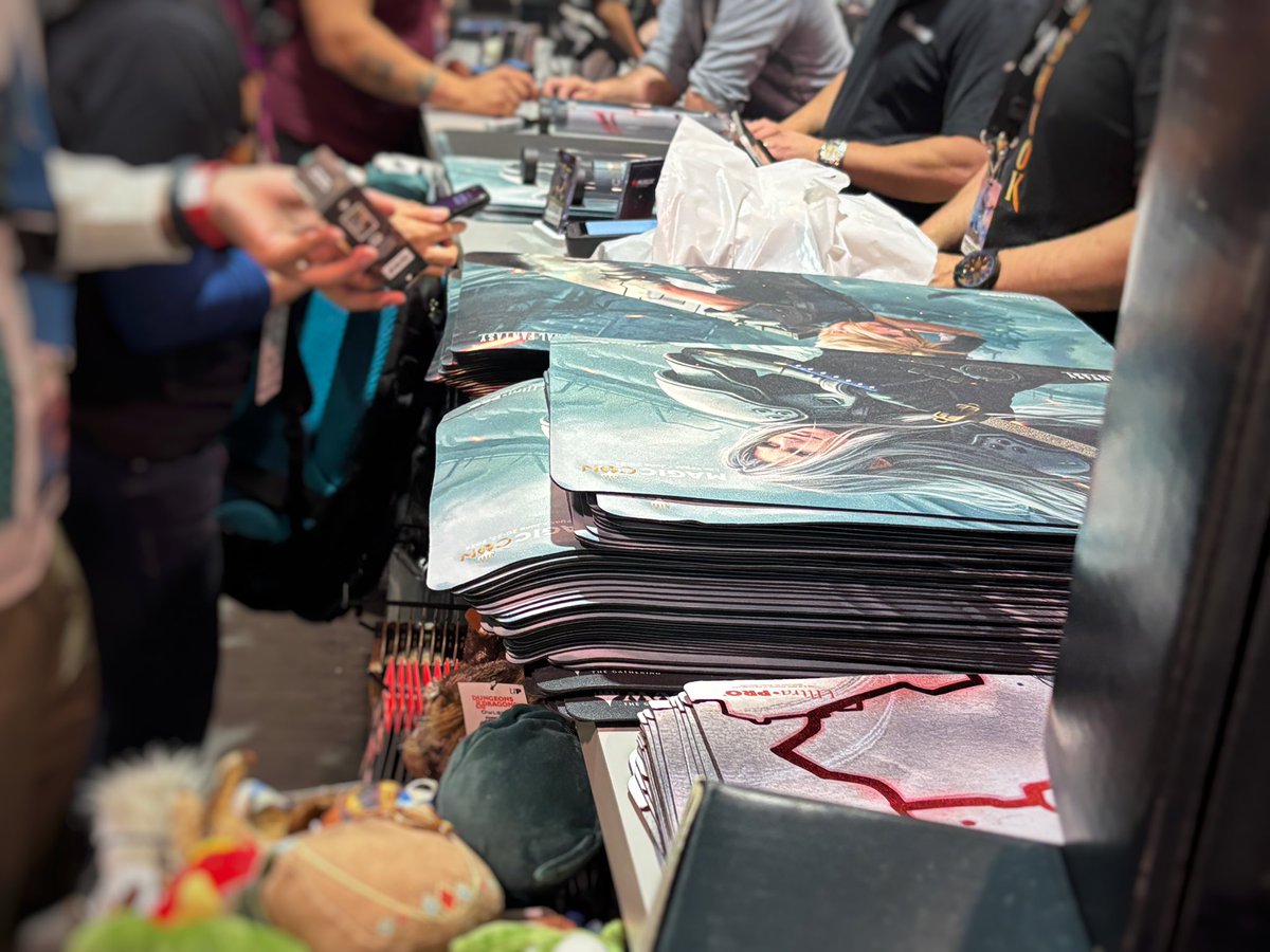 mugenmtg's tweet photo. ＼#ProTourFINALFANTASY／

ウルトラプロの限定プレイマットや公式物販に長蛇の列😵諦めかけましたが4時間弱並んでやっと買えました😭✨

#MUGEN #MTG #熊本 #マジックザギャザリング #MagicConLasVegas https://t.co/geLmQWOonL