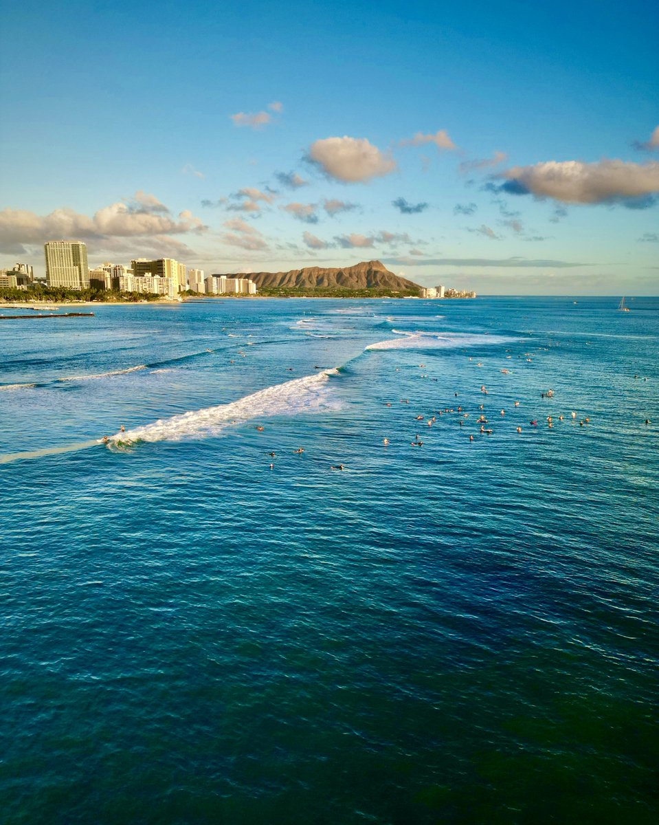 WaikikiBeachWlk's tweet image. Aloha, summer! ☀️🏄‍♂️ The first official day of the season is here, and there’s no better place to soak it all in than Waikīkī 🌴 From sunrise strolls to sunset shopping and everything in between—summer starts here.

#WaikikiBeachWalk #EndlessSummerVibes #HelloSummer
