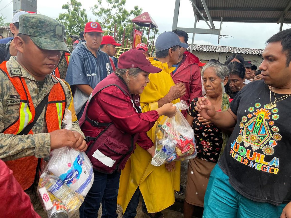 EvelynSalgadoP's tweet photo. A través de la Secretaría de Migrantes y Asuntos Internacionales, llevamos ayuda humanitaria a familias del municipio de #Acatepec, en la región #Montaña, y mediante la Secretaría de Obras Públicas, a #Marquelia, en la #CostaChica, tras las lluvias provocadas por el huracán #Erick. 🌧️📦
Seguimos #EnTerritorio, respondiendo con solidaridad y cercanía, sin detenernos. 💪🏽🤝
