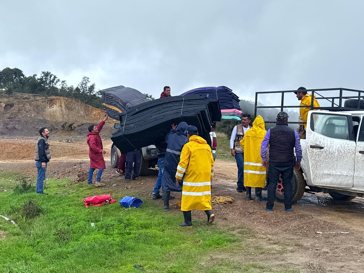 EvelynSalgadoP's tweet photo. A través de la Secretaría de Migrantes y Asuntos Internacionales, llevamos ayuda humanitaria a familias del municipio de #Acatepec, en la región #Montaña, y mediante la Secretaría de Obras Públicas, a #Marquelia, en la #CostaChica, tras las lluvias provocadas por el huracán #Erick. 🌧️📦
Seguimos #EnTerritorio, respondiendo con solidaridad y cercanía, sin detenernos. 💪🏽🤝