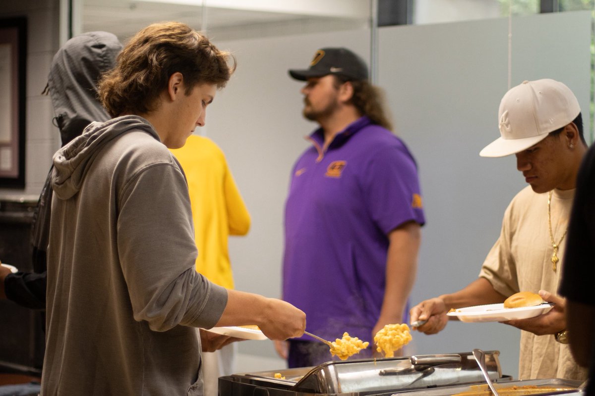 ONAZFootball's tweet image. Good food, better company. Fellowship like this is what we’re all about. 🐅
-
#HateAverageBeGREAT #WinTheWest #FearTheStreak #TheTigerWay #R837 #ComeToTheBourb #HoldTheRope