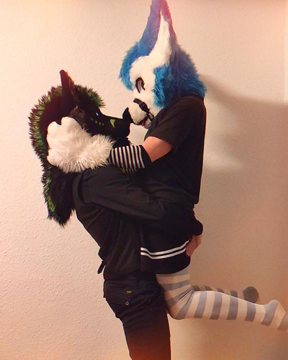 emberfolf's tweet image. Happy #fursuitfriday from me and the cutie @Fluffy_Dark2003