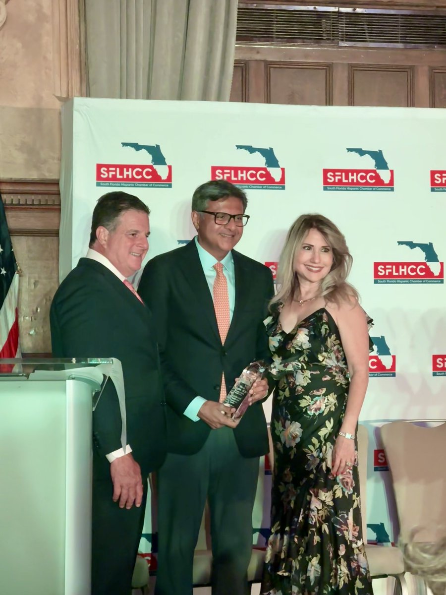 dsui_miami_uro's tweet image. We’re proud to celebrate our Founding Director, Dr. Dipen J. Parekh (@dipenjparekh), honored with the Healthcare Champion Innovation Leader Award by the South Florida Hispanic Chamber of Commerce (@LilyLopezSFLHCC ). The award recognizes visionary leaders transforming the future…