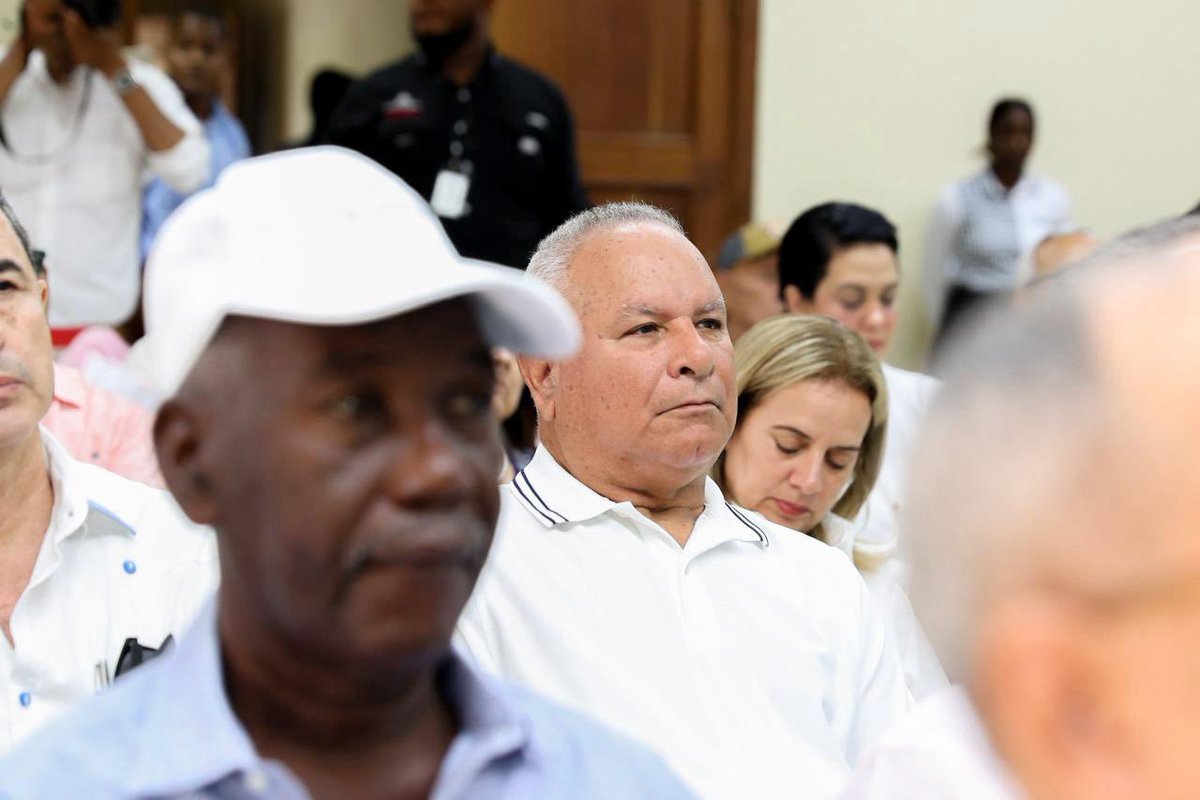 En apoyo al desarrollo agropecuario y al fortalecimiento de las economías locales, la vicepresidenta <a href="/RaquelPenaVice/">Raquel Peña</a> se reunió con productores de mangos 🥭 en la provincia 📍Peravia, con quienes conversó sobre los avances del sector y las oportunidades para seguir impulsando su