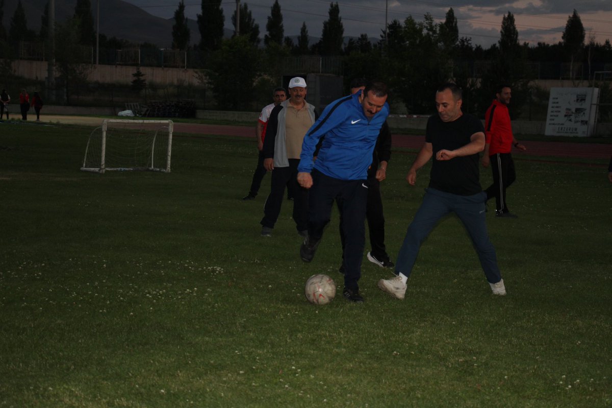 spor ve halay iç içe!
"Şehrim Spor Yapıyor" Projesine katılan antrenör ve sporcularımız halay çekti. Protokol ise minyatür kale maç yaptı ve bilek güreşinde yarıştı. Etkinliğimize Katılımcıların neşesi görülmeye değerdi.