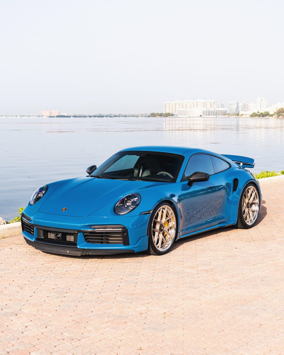 KFLETCH___'s tweet image. New work for HRE. Brand new 911 Turbo S in Oslo Blue, $15,000 paint job. Miami, FL. WOW.