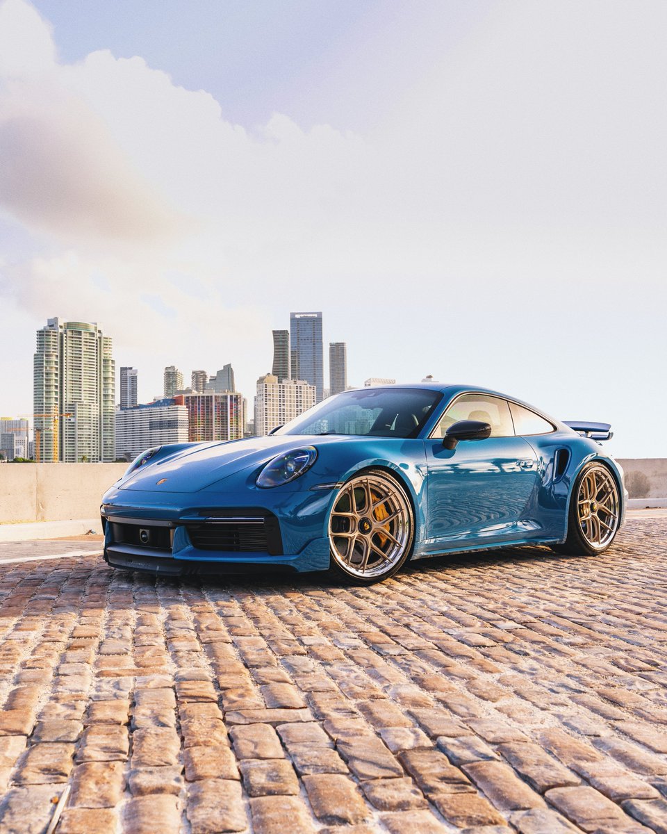 KFLETCH___'s tweet image. New work for HRE. Brand new 911 Turbo S in Oslo Blue, $15,000 paint job. Miami, FL. WOW.