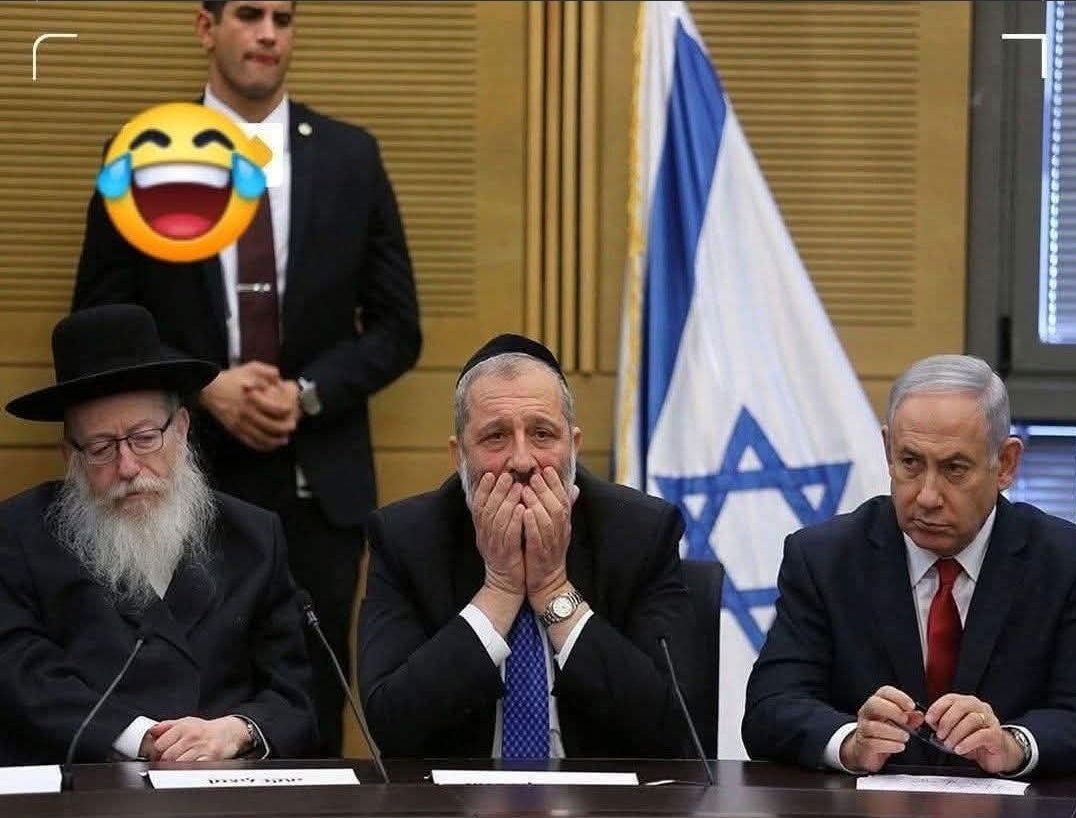 توں شاکر آپ سیانا ایں....
ساڈا چہرہ پڑھ حالات نہ پچھ😂😂