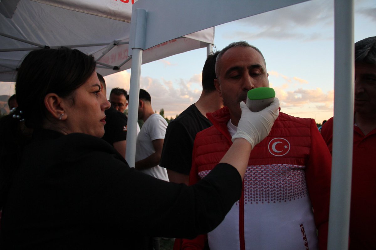 📍 Yakutiye Tartan Atletizm Pisti
🏃‍♂️ Sporun Yanında Sağlık da Var! 🩺

“Şehrim Spor Yapıyor” etkinliğinde sporun ardından sağlık taraması yapıldı.
İl Sağlık Müdürü Dr. Gürsel Bedir’in de takip ettiği taramaları, Halk Sağlığı ekipleri gerçekleştirdi.