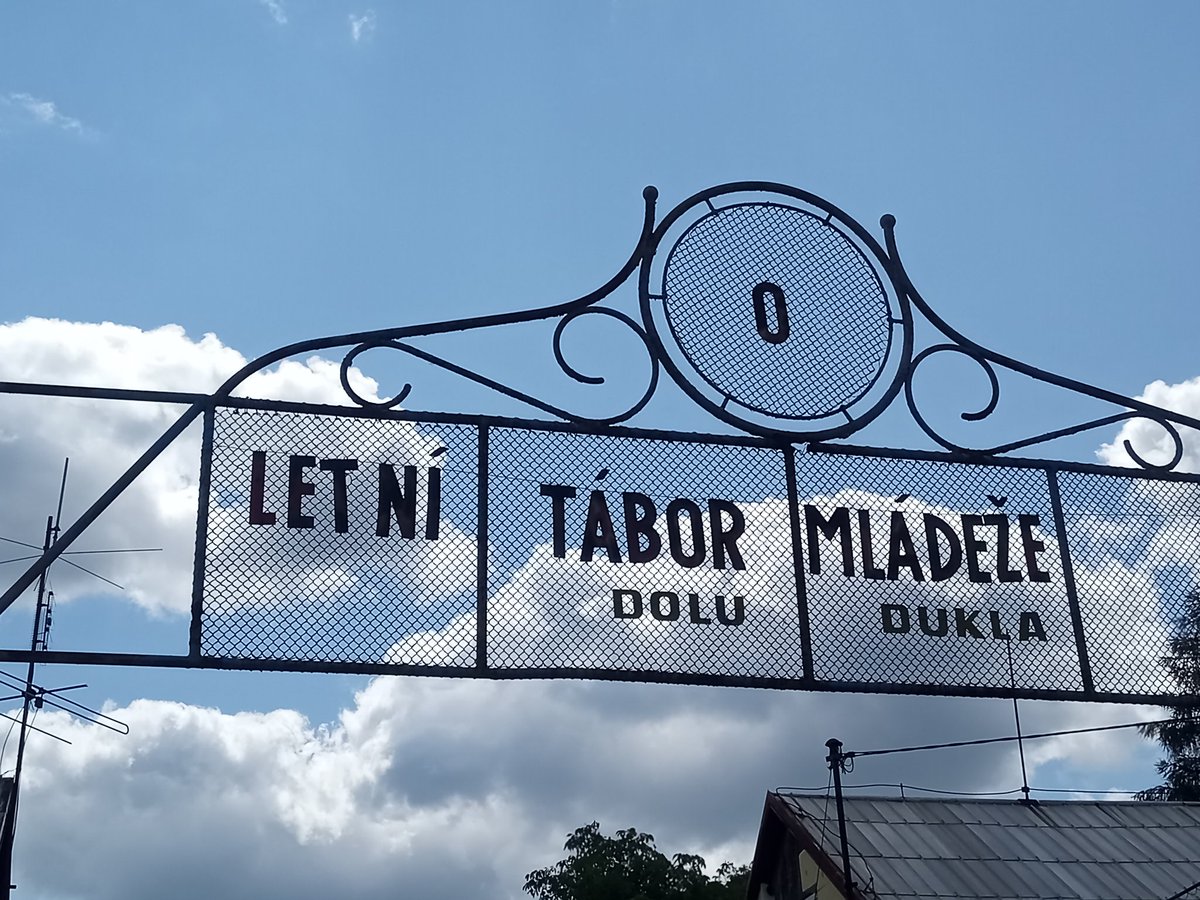 V Beskydech sice nemáme bránu z filmu Vesničko má středisková, ale tohle je tomu dost podobné...