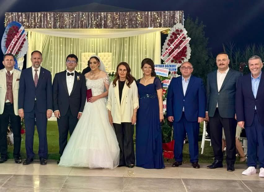 📍Toroslar

Ekici ve Ünüvar ailelerinin kıymetli evlatları Ece ve Ceyhun kardeşlerimizin düğün merasimlerine, Ankara Üniv. Rektörü Sn. Prof. Dr. Necdet Ünüvar, MHP Mersin Milletvekili Sn.Dr.Levent Uysal, Erdemli ilçe başkanımız Sn.Ali Mustafa Poş ve Toroslar ilçe başkanımız