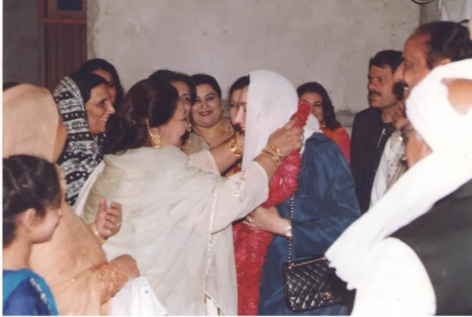 MianFakharMushtaqPuganwala (@mpugganwala) on Twitter photo Benazir Yadeen ❤️😭❤️
I feel lucky that Shaheed BB graced Our Valima Reception with her presence when she was PM (Jan 1996)
<a href="/AAliZardari/">AsifAliZardari</a>
<a href="/BBhuttoZardari/">BilawalBhuttoZardari</a>
<a href="/BakhtawarBZ/">Bakhtawar B-Zardari</a>
<a href="/AseefaBZ/">Aseefa B Zardari</a> Benazir Yadeen ❤️😭❤️
I feel lucky that Shaheed BB graced Our Valima Reception with her presence when she was PM (Jan 1996)
<a href="/AAliZardari/">AsifAliZardari</a>
<a href="/BBhuttoZardari/">BilawalBhuttoZardari</a>
<a href="/BakhtawarBZ/">Bakhtawar B-Zardari</a>
<a href="/AseefaBZ/">Aseefa B Zardari</a>