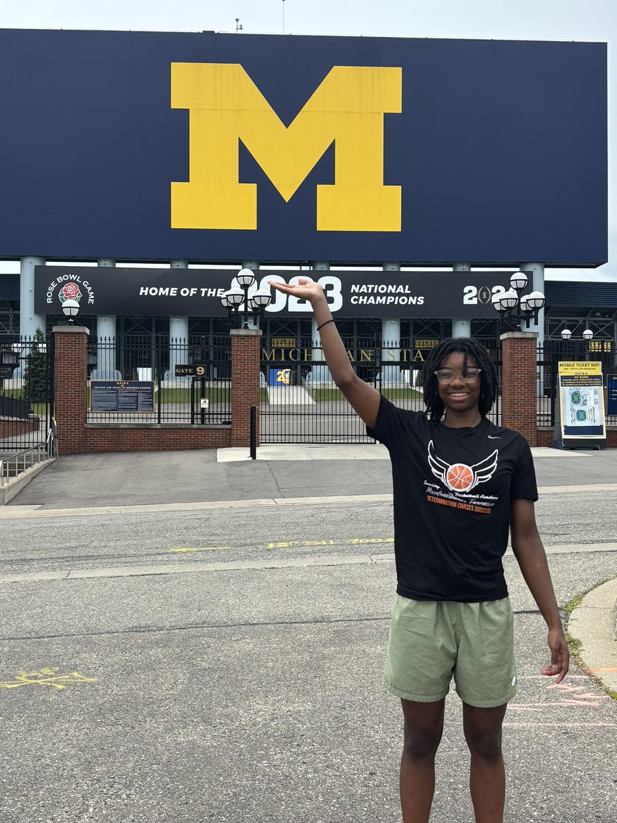 Laine Lyles (@lainelyleshoops) on Twitter photo Just did a small sneak peek of <a href="/UMich/">University of Michigan</a> today.
Excited about my tour and Elite Camp experience
tomorrow.😁
#GOBIGBLUE Just did a small sneak peek of <a href="/UMich/">University of Michigan</a> today.
Excited about my tour and Elite Camp experience
tomorrow.😁
#GOBIGBLUE
