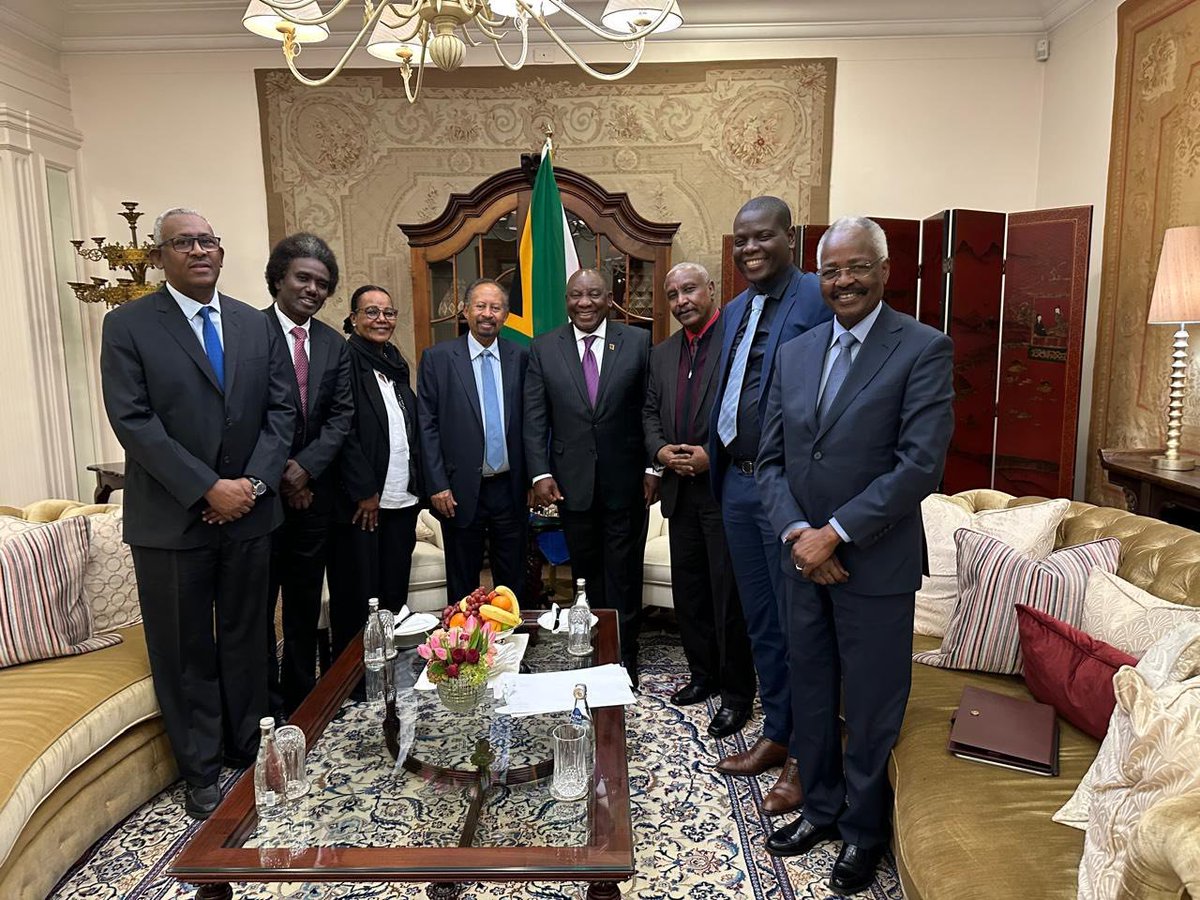 وفد “صمود” يلتقي رئيس جنوب أفريقيا ويحثه على دعم جهود السلام في السودان

التقى اليوم، وفد من تحالف القوى المدنية الديمقراطية “صمود” برئاسة الدكتور عبد الله حمدوك، بفخامة  رئيس جمهورية جنوب أفريقيا سيريل رامافوزا، ، وذلك بالقصر الرئاسي في بريتوريا، بحضور وزير الخارجية السيد رونالد